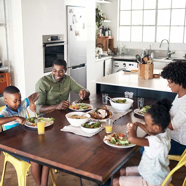 Una familia reunida en una comida