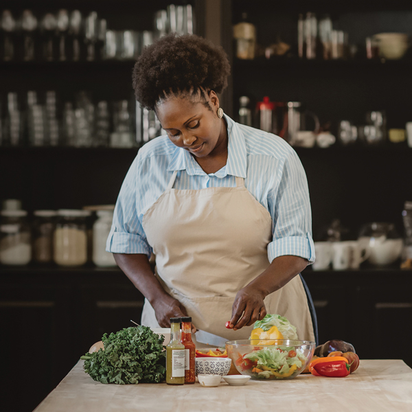 Mujer preparando una comida
