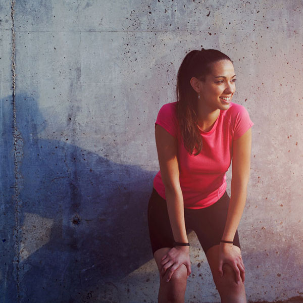 Mujer recuperándose después de correr