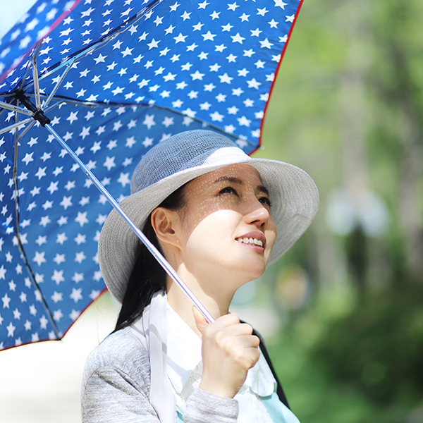 Mujer con un paraguas