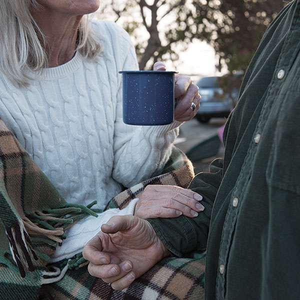 Mujer con una taza de café