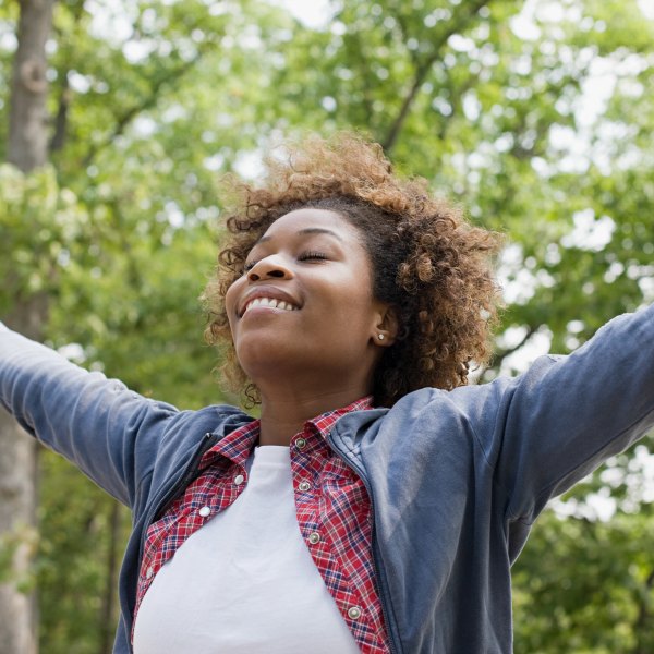 Mujer estirándose al aire libre